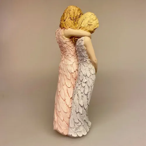 More Than Words - By Your Side - To Piger, jeg har din ryg, du kan regne med mig, venskab, kærlighed, venner, bedstevenner, hjertevenner, passer på dig, beskytter, for altid, symbolsk, venskab, omsorg, figur, søstre, søskende, niece, trøst, keramikfigur, yndig, min søster, storesøster, lillesøster, søskendekærlighed, poetisk, arora, engelsk, biti, ribe