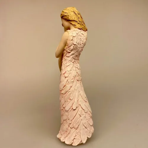 More Than Words - By Your Side - To Piger, jeg har din ryg, du kan regne med mig, venskab, kærlighed, venner, bedstevenner, hjertevenner, passer på dig, beskytter, for altid, symbolsk, venskab, omsorg, figur, søstre, søskende, niece, trøst, keramikfigur, yndig, min søster, storesøster, lillesøster, søskendekærlighed, poetisk, arora, engelsk, biti, ribe