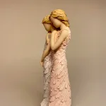 More Than Words - By Your Side - To Piger, jeg har din ryg, du kan regne med mig, venskab, kærlighed, venner, bedstevenner, hjertevenner, passer på dig, beskytter, for altid, symbolsk, venskab, omsorg, figur, søstre, søskende, niece, trøst, keramikfigur, yndig, min søster, storesøster, lillesøster, søskendekærlighed, poetisk, arora, engelsk, biti, ribe