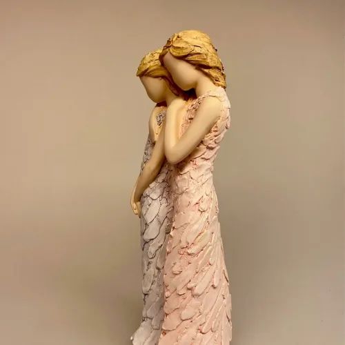 More Than Words - By Your Side - To Piger, jeg har din ryg, du kan regne med mig, venskab, kærlighed, venner, bedstevenner, hjertevenner, passer på dig, beskytter, for altid, symbolsk, venskab, omsorg, figur, søstre, søskende, niece, trøst, keramikfigur, yndig, min søster, storesøster, lillesøster, søskendekærlighed, poetisk, arora, engelsk, biti, ribe