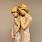 More Than Words - By Your Side - To Piger, jeg har din ryg, du kan regne med mig, venskab, kærlighed, venner, bedstevenner, hjertevenner, passer på dig, beskytter, for altid, symbolsk, venskab, omsorg, figur, søstre, søskende, niece, trøst, keramikfigur, yndig, min søster, storesøster, lillesøster, søskendekærlighed, poetisk, arora, engelsk, biti, ribe