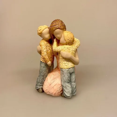 More Than Words - Mor med to Sønner My World, mor, mors, dag, fødselsdag, moster, faster, tante, barnepige, storesøster, brødre, lillebror, storebror, to, børn, sønner, drenge, bedstemor, farmor, mormor, kærlighed, omsorg, relationer, relation, ømhed, min verden, forældreskab, moderskab, passe på, guldklumper, kærlighed, biti, figur, symbolsk, gave, gaveide, personlig, arora, modelleret, willow three, biti, ribe, engelsk