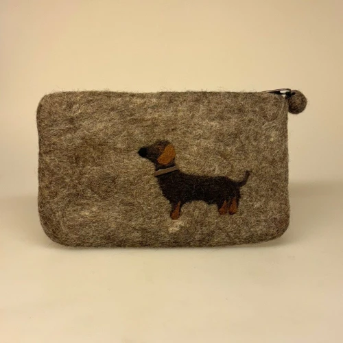Penalhus - Pung i Filtet Uld - Grå med Gravhund, pølsehund, grævlingehund, glathåret, dackel, dachshund, RA, 2023GB6, filt, filtet, filtpung, organizer, hundeejer, hunde, ting, kosmetik, make up, penalhus, skole, praktisk, orden, sød, fin, håndlavet, særlig, veninde, biti, ribe