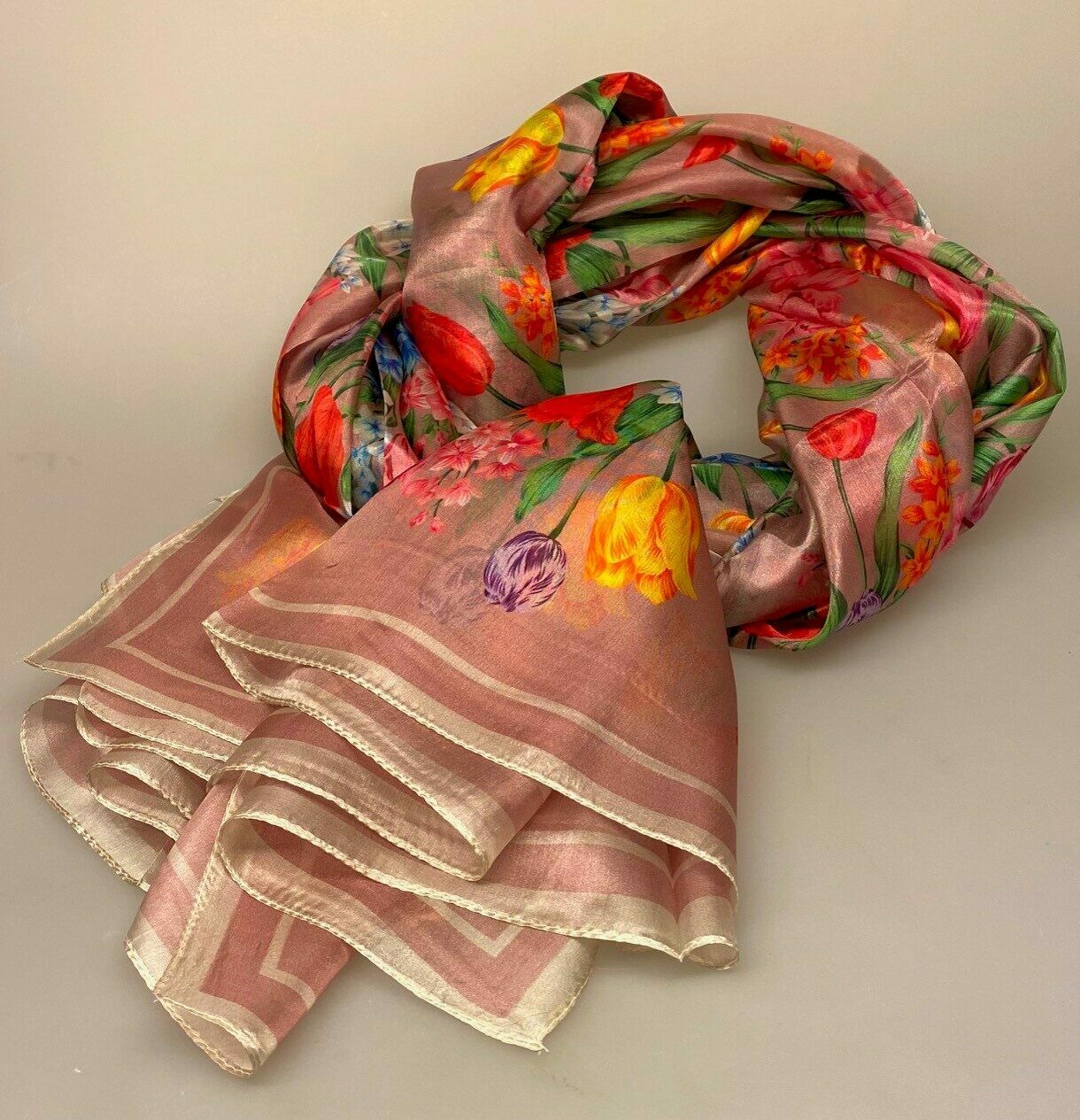 Silketørklæde Pongé 1410 XL - Blomster, blomsterprint, blomstret, mønster, tryk, silketryk, silkeprint, siketørklæde, stort, let, lækkert, luksus, feminint, smukt, yndigt, stola, sjal, festligt, tilbehør, biti, ribe, ren, ægte, glat