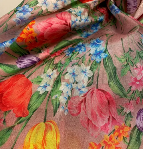 Silketørklæde Pongé 2209 XL - Blomster, blomsterprint, blomstret, mønster, tryk, silketryk, silkeprint, siketørklæde, stort, let, lækkert, luksus, feminint, smukt, yndigt, stola, sjal, festligt, tilbehør, biti, ribe, ren, ægte, glat