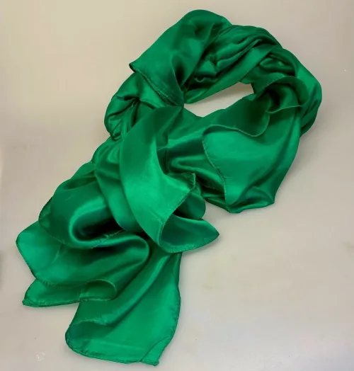 Silketørklæde Pongé 1410 XL - Grønt, klar, grøn, stort, luftigt, let, elegant, billigt, ægte, ren, silke, ponge, glat, ensfarvet, voluminøst, ekst6ravagant, luksus, gave, gaveide, stola, sjal, flot, lækkert, flot, biti, ribe