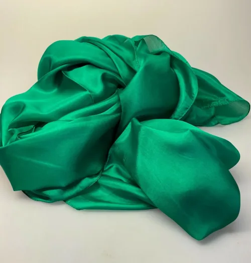 Silketørklæde Pongé 1410 XL - Grønt, klar, grøn, stort, luftigt, let, elegant, billigt, ægte, ren, silke, ponge, glat, ensfarvet, voluminøst, ekst6ravagant, luksus, gave, gaveide, stola, sjal, flot, lækkert, flot, biti, ribe
