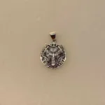 Vikingevedhæng i Sølv - Fenris Ulvehoved med Runer, sv, 887, runer, runeskrift, amulet, ulv, ulvemotiv, fenris, fenrisulven, vikinger, vikingesmykker, keltisk, evigheden, museumssmykker, kopi, smykker, vedhæng, sølv, biti, ribe