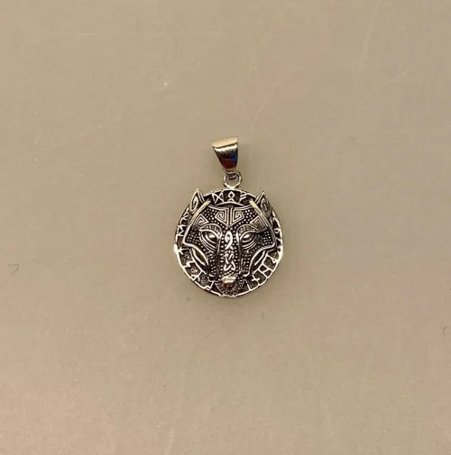 Vikingevedhæng i Sølv - Fenris Ulvehoved med Runer, sv, 887, runer, runeskrift, amulet, ulv, ulvemotiv, fenris, fenrisulven, vikinger, vikingesmykker, keltisk, evigheden, museumssmykker, kopi, smykker, vedhæng, sølv, biti, ribe