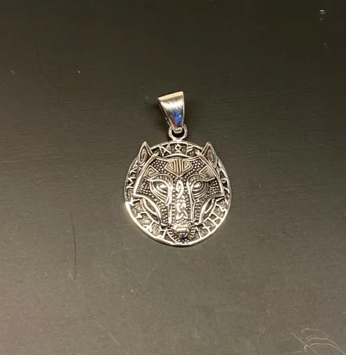 Vikingevedhæng i Sølv - Fenris Ulvehoved med Runer, sv, 887, runer, runeskrift, amulet, ulv, ulvemotiv, fenris, fenrisulven, vikinger, vikingesmykker, keltisk, evigheden, museumssmykker, kopi, smykker, vedhæng, sølv, biti, ribe