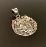 Vikingevedhæng i Sølv - Fenris Ulvehoved med Runer, sv, 887, runer, runeskrift, amulet, ulv, ulvemotiv, fenris, fenrisulven, vikinger, vikingesmykker, keltisk, evigheden, museumssmykker, kopi, smykker, vedhæng, sølv, biti, ribe