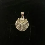 Vikingevedhæng i Sølv - Fenris Ulvehoved med Runer, sv, 887, runer, runeskrift, amulet, ulv, ulvemotiv, fenris, fenrisulven, vikinger, vikingesmykker, keltisk, evigheden, museumssmykker, kopi, smykker, vedhæng, sølv, biti, ribe