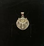 Vikingevedhæng i Sølv - Fenris Ulvehoved med Runer, sv, 887, runer, runeskrift, amulet, ulv, ulvemotiv, fenris, fenrisulven, vikinger, vikingesmykker, keltisk, evigheden, museumssmykker, kopi, smykker, vedhæng, sølv, biti, ribe