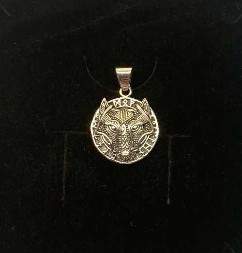 Vikingevedhæng i Sølv - Fenris Ulvehoved med Runer, sv, 887, runer, runeskrift, amulet, ulv, ulvemotiv, fenris, fenrisulven, vikinger, vikingesmykker, keltisk, evigheden, museumssmykker, kopi, smykker, vedhæng, sølv, biti, ribe