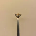 Bogmærke Stål - Gylden Bi, biodiversitet, honningbi, biavler, lynghonning, insekter, vild, natur, med vilje, blomster, pollen, gavekort, gave, gaveide, bogorm, læsehest, boggave, elsker, bøger, biolog, biologi, symbolsk, færdig, eksamen, kandidat, ting med, bier, biti, ribe