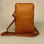 Lille Taske i Skind - Slank Model Cognac, gylden, brun, tan, lysebrun, mobiltaske, gå-i-byen, taske, lille, rummelig, praktisk, herretaske, cross body, skuldertaske, skrå, lang rem, lædertaske, taskepung, organiser, smart, stilren, enkel, smart, lædertaske, mobiletui, ægte, skind, kalveskind, lækker, blød, cool, biti, dansk, design, unisex, festtaske,