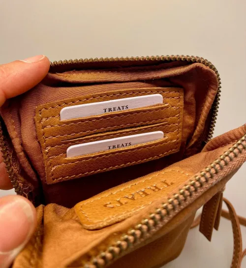 Lille Taske i Skind - Slank Model Cognac, gylden, brun, tan, lysebrun, mobiltaske, gå-i-byen, taske, lille, rummelig, praktisk, herretaske, cross body, skuldertaske, skrå, lang rem, lædertaske, taskepung, organiser, smart, stilren, enkel, smart, lædertaske, mobiletui, ægte, skind, kalveskind, lækker, blød, cool, biti, dansk, design, unisex, festtaske,