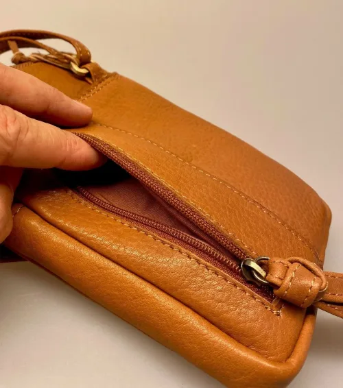 Lille Taske i Skind - Slank Model Cognac, gylden, brun, tan, lysebrun, mobiltaske, gå-i-byen, taske, lille, rummelig, praktisk, herretaske, cross body, skuldertaske, skrå, lang rem, lædertaske, taskepung, organiser, smart, stilren, enkel, smart, lædertaske, mobiletui, ægte, skind, kalveskind, lækker, blød, cool, biti, dansk, design, unisex, festtaske,