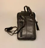 Lille Taske i Skind - Slank Model Sort, mobiltaske, gå-i-byen, taske, lille, rummelig, praktisk, herretaske, cross body, skuldertaske, skrå, lang rem, lædertaske, taskepung, organiser, smart, stilren, enkel, smart, lædertaske, mobiletui, ægte, skind, kalveskind, lækker, blød, cool, biti, dansk, design, unisex, festtaske,