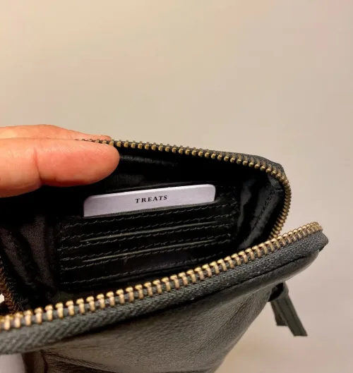 Lille Taske i Skind - Slank Model Sort, mobiltaske, gå-i-byen, taske, lille, rummelig, praktisk, herretaske, cross body, skuldertaske, skrå, lang rem, lædertaske, taskepung, organiser, smart, stilren, enkel, smart, lædertaske, mobiletui, ægte, skind, kalveskind, lækker, blød, cool, biti, dansk, design, unisex, festtaske,