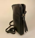 Lille Taske i Skind - Slank Model Sort, mobiltaske, gå-i-byen, taske, lille, rummelig, praktisk, herretaske, cross body, skuldertaske, skrå, lang rem, lædertaske, taskepung, organiser, smart, stilren, enkel, smart, lædertaske, mobiletui, ægte, skind, kalveskind, lækker, blød, cool, biti, dansk, design, unisex, festtaske,