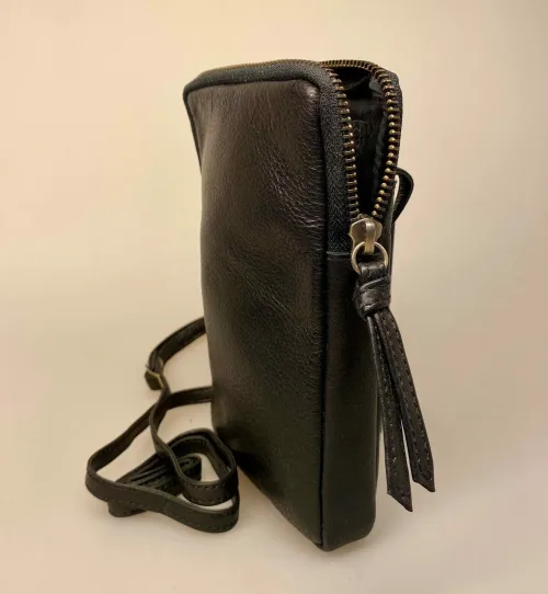 Lille Taske i Skind - Slank Model Sort, mobiltaske, gå-i-byen, taske, lille, rummelig, praktisk, herretaske, cross body, skuldertaske, skrå, lang rem, lædertaske, taskepung, organiser, smart, stilren, enkel, smart, lædertaske, mobiletui, ægte, skind, kalveskind, lækker, blød, cool, biti, dansk, design, unisex, festtaske,