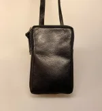 Lille Taske i Skind - Slank Model Sort, mobiltaske, gå-i-byen, taske, lille, rummelig, praktisk, herretaske, cross body, skuldertaske, skrå, lang rem, lædertaske, taskepung, organiser, smart, stilren, enkel, smart, lædertaske, mobiletui, ægte, skind, kalveskind, lækker, blød, cool, biti, dansk, design, unisex, festtaske,