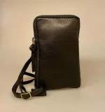 Lille Taske i Skind - Slank Model Sort, mobiltaske, gå-i-byen, taske, lille, rummelig, praktisk, herretaske, cross body, skuldertaske, skrå, lang rem, lædertaske, taskepung, organiser, smart, stilren, enkel, smart, lædertaske, mobiletui, ægte, skind, kalveskind, lækker, blød, cool, biti, dansk, design, unisex, festtaske,