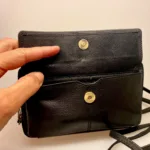 Lille Taske i Skind med Pung - Sort, taskepung, pung, tegnebog, mobiltaske, lille, rummelig, lædervarer, lædertaske, skindtaske, festtaske, gå-i-byen, sporty, klassisk, enkel, simpel, lommer, rum, cross body, cross over, skudertaske, organiser, clutch, dansk, design, kvalitet, kalveskind, dametaske, gave, billig, fin, biti, ribe,