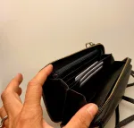 Lille Taske i Skind med Pung - Sort, taskepung, pung, tegnebog, mobiltaske, lille, rummelig, lædervarer, lædertaske, skindtaske, festtaske, gå-i-byen, sporty, klassisk, enkel, simpel, lommer, rum, cross body, cross over, skudertaske, organiser, clutch, dansk, design, kvalitet, kalveskind, dametaske, gave, billig, fin, biti, ribe,