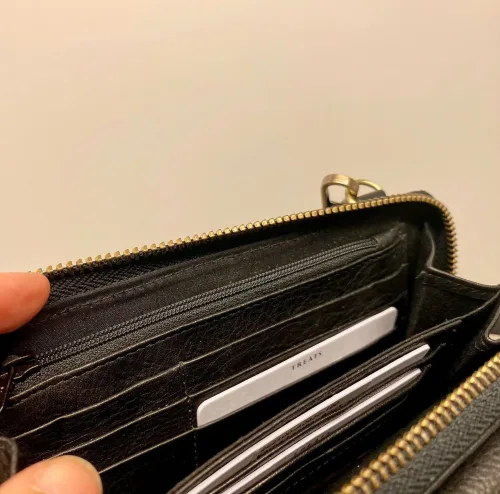 Lille Taske i Skind med Pung - Sort, taskepung, pung, tegnebog, mobiltaske, lille, rummelig, lædervarer, lædertaske, skindtaske, festtaske, gå-i-byen, sporty, klassisk, enkel, simpel, lommer, rum, cross body, cross over, skudertaske, organiser, clutch, dansk, design, kvalitet, kalveskind, dametaske, gave, billig, fin, biti, ribe,