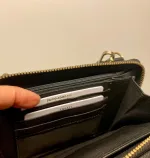 Lille Taske i Skind med Pung - Sort, taskepung, pung, tegnebog, mobiltaske, lille, rummelig, lædervarer, lædertaske, skindtaske, festtaske, gå-i-byen, sporty, klassisk, enkel, simpel, lommer, rum, cross body, cross over, skudertaske, organiser, clutch, dansk, design, kvalitet, kalveskind, dametaske, gave, billig, fin, biti, ribe,