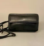 Lille Taske i Skind med Pung - Sort, taskepung, pung, tegnebog, mobiltaske, lille, rummelig, lædervarer, lædertaske, skindtaske, festtaske, gå-i-byen, sporty, klassisk, enkel, simpel, lommer, rum, cross body, cross over, skudertaske, organiser, clutch, dansk, design, kvalitet, kalveskind, dametaske, gave, billig, fin, biti, ribe,