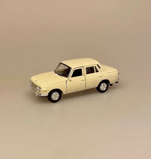 Modelbil Wartburg 353 - Creme, Wartburg Knight, østeuropa, østtyskland, berlin, muren, retro, historisk, kolde krig, DDR, modelbil, legetøjsbil, lille, bil, metalbil, kopi, original, ægte, sjov, symbolsk, kørekort, 18 år, ny bil, bilforhandler, biti