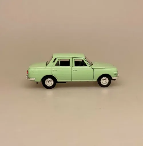 Modelbil Wartburg 353 - Lysegrøn, pastelgrøn, grøn, Knight, østeuropa, østtyskland, berlin, muren, retro, historisk, kolde krig, DDR, modelbil, legetøjsbil, lille, bil, metalbil, kopi, original, ægte, sjov, symbolsk, kørekort, 18 år, ny bil, bilforhandler, biti