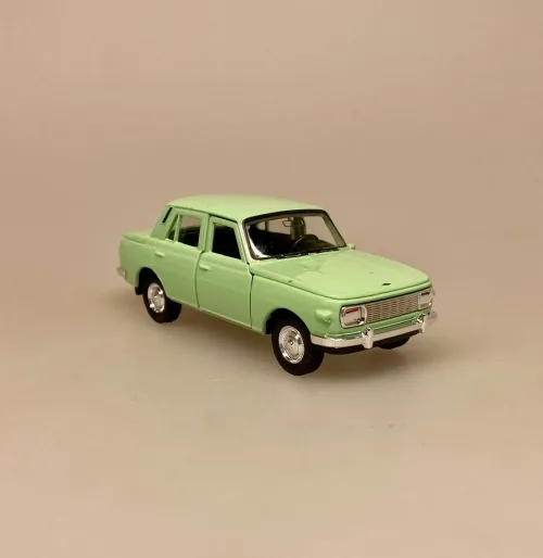 Modelbil Wartburg 353 - Lysegrøn, pastelgrøn, grøn, Knight, østeuropa, østtyskland, berlin, muren, retro, historisk, kolde krig, DDR, modelbil, legetøjsbil, lille, bil, metalbil, kopi, original, ægte, sjov, symbolsk, kørekort, 18 år, ny bil, bilforhandler, biti