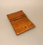 Pung i Bøffellæder - Cognac Brun, tegnebog, gyldenbrun, honningfarvet, brun, tegnebog, porte monait, klap, møntrum, handy, kompakt, lille, praktisk, stærk, lækker, kraftig, kvalitet, til, mænd, kvinder, damer, kortetui, kortholder, læder, skind, bøffellæder, bøffelskind, blød, dansk, design, montana, axelssons, smart, gave, gaveide, billig, kortpung, biti, ribe,