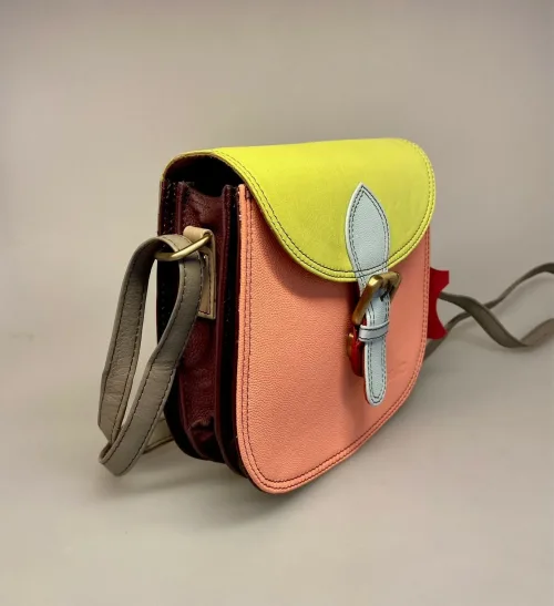 Unika Taske i Læder Laura - Fersken Gul Grå, pastelfarver, barbie, laksefarvet, rosa, Unika Taske i læder - Bolso, Unik, feminin, saddeltaske, saddle, back, vegetabilsk, garvet, sustainable, bæredygtig, unik, one of a kind, farverig, sjov, humoristisk, flot, speciel, særlig, lækker, enestående, gave, gaveide, hipster, hip, moderne, økologisk, taske, crossover, cross bag, skuldertaske, biti, ribe, soruka, spansk, design, ægte, skin, læder, skindtaske, lædertaske,