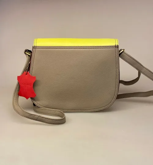 Unika Taske i Læder Laura - Fersken Gul Grå, pastelfarver, barbie, laksefarvet, rosa, Unika Taske i læder - Bolso, Unik, feminin, saddeltaske, saddle, back, vegetabilsk, garvet, sustainable, bæredygtig, unik, one of a kind, farverig, sjov, humoristisk, flot, speciel, særlig, lækker, enestående, gave, gaveide, hipster, hip, moderne, økologisk, taske, crossover, cross bag, skuldertaske, biti, ribe, soruka, spansk, design, ægte, skin, læder, skindtaske, lædertaske,