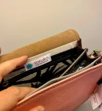 Unika Taske i Læder Laura - Fersken Gul Grå, pastelfarver, barbie, laksefarvet, rosa, Unika Taske i læder - Bolso, Unik, feminin, saddeltaske, saddle, back, vegetabilsk, garvet, sustainable, bæredygtig, unik, one of a kind, farverig, sjov, humoristisk, flot, speciel, særlig, lækker, enestående, gave, gaveide, hipster, hip, moderne, økologisk, taske, crossover, cross bag, skuldertaske, biti, ribe, soruka, spansk, design, ægte, skin, læder, skindtaske, lædertaske,