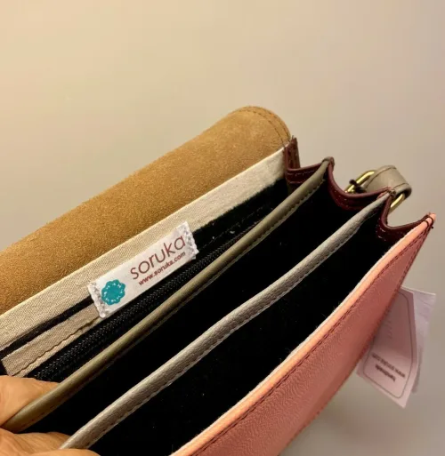 Unika Taske i Læder Laura - Fersken Gul Grå, pastelfarver, barbie, laksefarvet, rosa, Unika Taske i læder - Bolso, Unik, feminin, saddeltaske, saddle, back, vegetabilsk, garvet, sustainable, bæredygtig, unik, one of a kind, farverig, sjov, humoristisk, flot, speciel, særlig, lækker, enestående, gave, gaveide, hipster, hip, moderne, økologisk, taske, crossover, cross bag, skuldertaske, biti, ribe, soruka, spansk, design, ægte, skin, læder, skindtaske, lædertaske,
