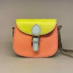 Unika Taske i Læder Laura - Fersken Gul Grå, pastelfarver, barbie, laksefarvet, rosa, Unika Taske i læder - Bolso, Unik, feminin, saddeltaske, saddle, back, vegetabilsk, garvet, sustainable, bæredygtig, unik, one of a kind, farverig, sjov, humoristisk, flot, speciel, særlig, lækker, enestående, gave, gaveide, hipster, hip, moderne, økologisk, taske, crossover, cross bag, skuldertaske, biti, ribe, soruka, spansk, design, ægte, skin, læder, skindtaske, lædertaske,