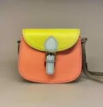 Unika Taske i Læder Laura - Fersken Gul Grå, pastelfarver, barbie, laksefarvet, rosa, Unika Taske i læder - Bolso, Unik, feminin, saddeltaske, saddle, back, vegetabilsk, garvet, sustainable, bæredygtig, unik, one of a kind, farverig, sjov, humoristisk, flot, speciel, særlig, lækker, enestående, gave, gaveide, hipster, hip, moderne, økologisk, taske, crossover, cross bag, skuldertaske, biti, ribe, soruka, spansk, design, ægte, skin, læder, skindtaske, lædertaske,