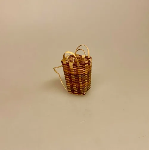 Kun En af hver - Miniature Kurv med Bærestropper, rygsæk, miniature, miniaturer, one of a kind, nisser, ting til, dukkehus, dukkehusting, dukkehustilbehør, nissedør, nissetilbehør, 1:12, småt, små, ting,