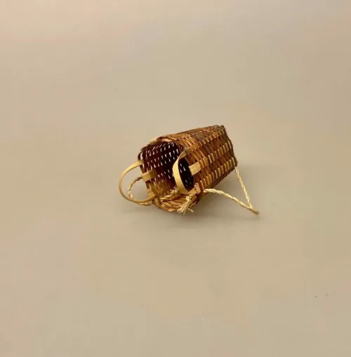 Kun En af hver - Miniature Kurv med Bærestropper, rygsæk, miniature, miniaturer, one of a kind, nisser, ting til, dukkehus, dukkehusting, dukkehustilbehør, nissedør, nissetilbehør, 1:12, småt, små, ting,