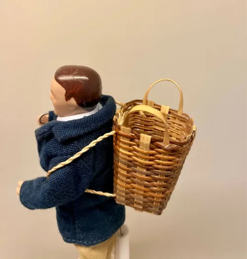 Kun En af hver - Miniature Kurv med Bærestropper, rygsæk, miniature, miniaturer, one of a kind, nisser, ting til, dukkehus, dukkehusting, dukkehustilbehør, nissedør, nissetilbehør, 1:12, småt, små, ting,