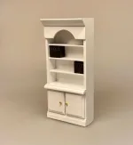 Miniature Bogreol med Underskabe og Bøger Hvid, bogreol, bøger, læsehest, dukkehus, dukkehuset, tilbehør, ting til, dukkemøbler, bibliotek, bibliotikar, herreværelse, sangskjuler, personlig, sjov, gave, gaveide, symbolsk, whiskey, cognac, portvin, adel, herskab, efterløn, pension, livsnyder, biti, ribe,