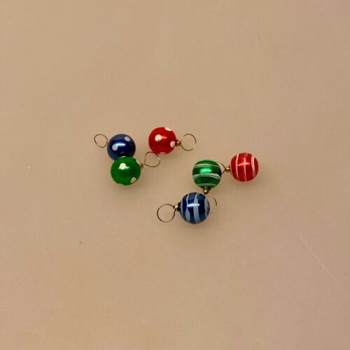 Miniature Julekugler - 6 Glaskugler med Ophæng, Miniature julekugler - glaskugler med ophæng, julekugle, glaskugle, dukkehus, Miniature julepynt æske med julekugler, julepynt, glaskugler, æske, æske med julekugler, æske med glaskugler, glaskugler, dukkehus, dukkehusting, ting til, dukkehuset, miniaturer, nisserne, nissedør, nissebo, nissehus, julepynt, snelandskab, pynt, sætterkasse, sættekasseting, sætterkasseting, nisseting, nissetilbehør, biti, ribe