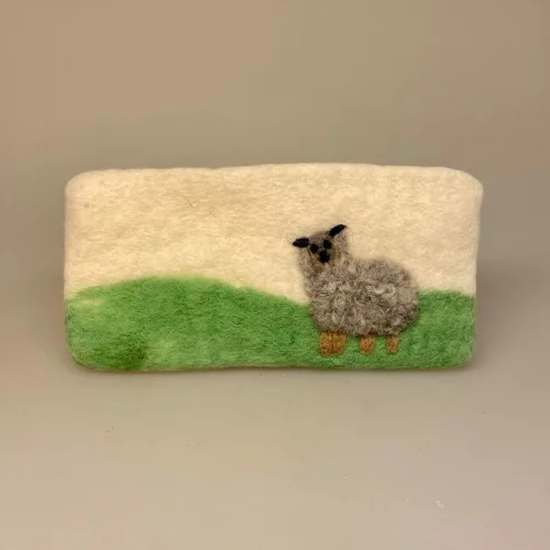 Penalhus i Filtet Uld med Får, lam, marskfår, marsklam, vadehavet, nationalpark, ribe, penalhus, håndlavet, filtet, uld, uldfilt, sødt, til børn, biti, ribe, gave, gaveide