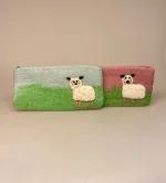 Penalhus i Filtet Uld med Får, lam, marskfår, marsklam, vadehavet, nationalpark, ribe, penalhus, håndlavet, filtet, uld, uldfilt, sødt, til børn, biti, ribe, gave, gaveide